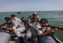 تصویر از نیروی دریایی ارتش مانع ربوده‌ شدن یک کشتی تجاری ایرانی شد